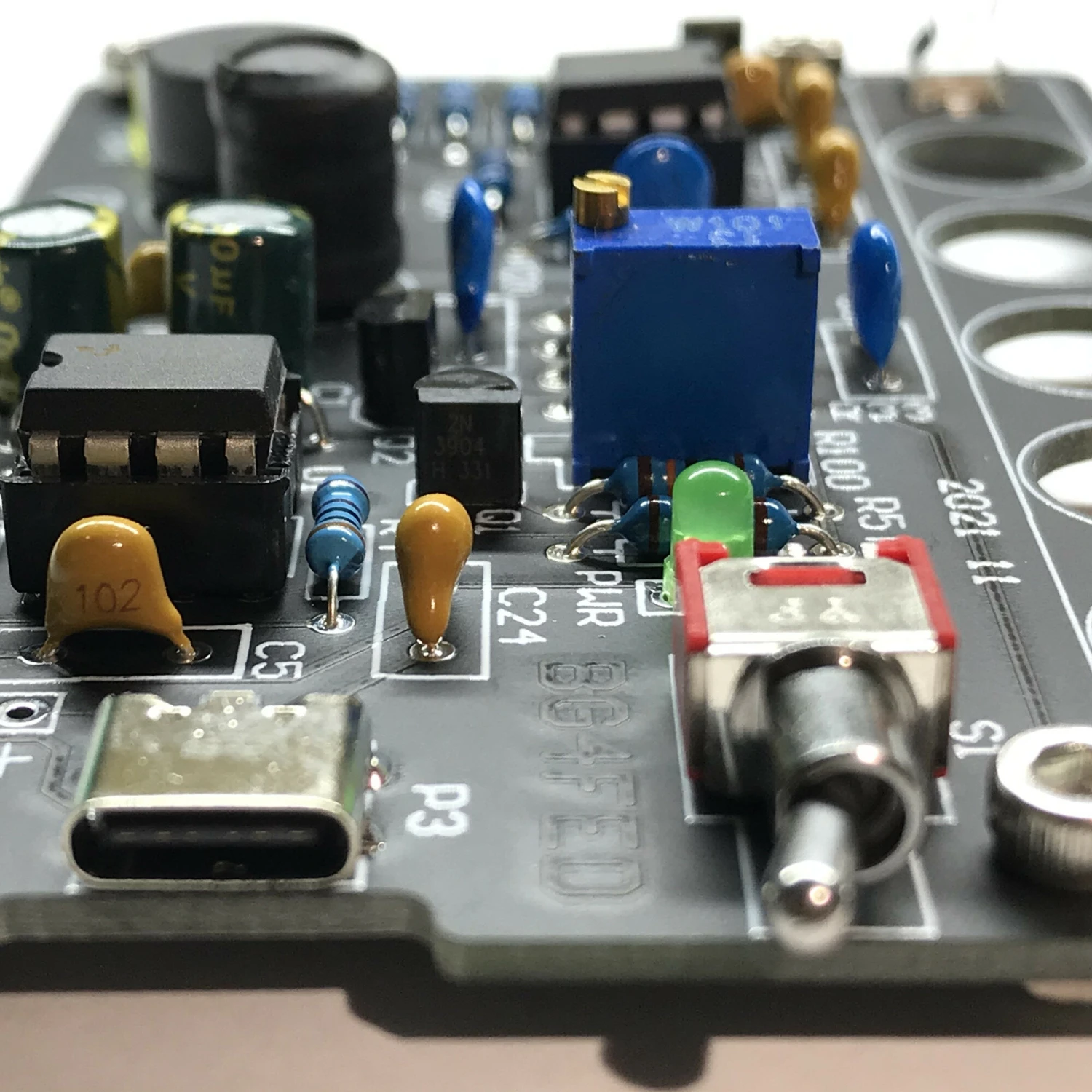 DIY Nuclear Radiation Meter Circuit Board Kit Assembled Geiger Counter Radioactive Ray X/β/γ-Ray Radioactive Tester Radiation Tester With Buzzer 6 DIY Nuclear Radiation Meter Circuit Board Kit Assembled Geiger Counter Radioactive Ray X/β/γ-Ray Radioactive Tester Radiation Tester With Buzzer - Image 4